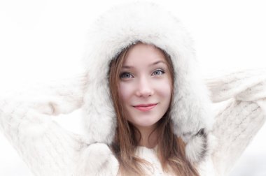 Genç güzel bir kızla bir kap içinde güzelliğini bir serin kış parkta portresi