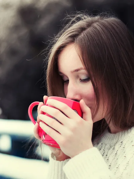 Retrato de bela jovem que bebe uma xícara de chá — Fotografia de Stock