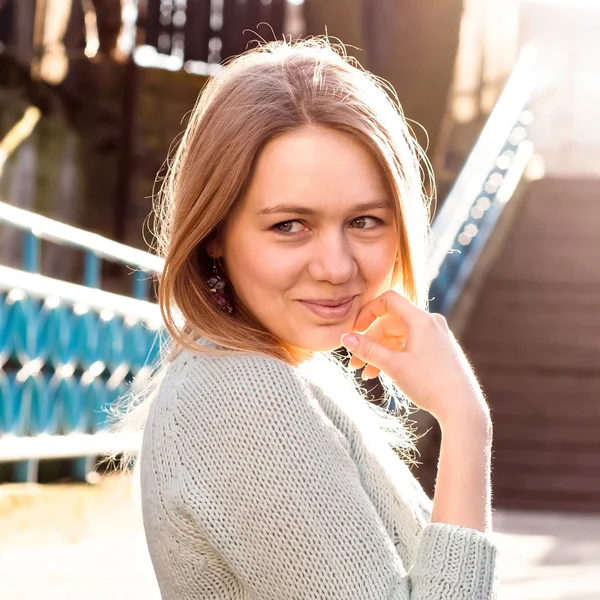 Retrato soleado de una hermosa joven —  Fotos de Stock