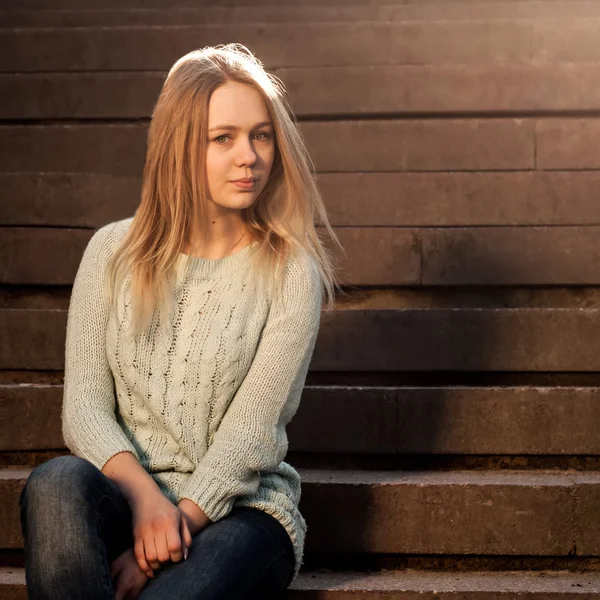 Retrato soleado de una hermosa joven — Foto de Stock