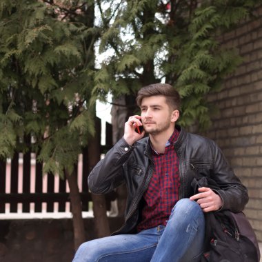 Açık konuşan deri ceketli yakışıklı hipster