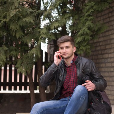 Açık konuşan deri ceketli yakışıklı hipster