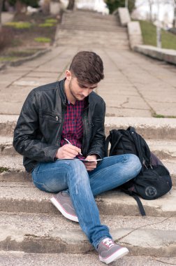 Defter üzerinde yazma ve onun günü planlama iş adamı