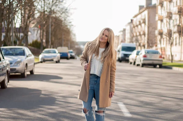 Menina loira incrível andando sozinha na estrada na velha cidade europeia . — Fotografia de Stock