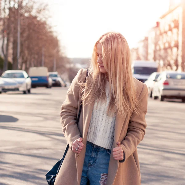 Increíble chica rubia caminando sola en la carretera en la vieja ciudad europea . — Foto de Stock