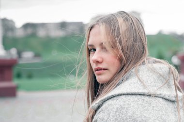 Yaz açık havada güzel genç kadın