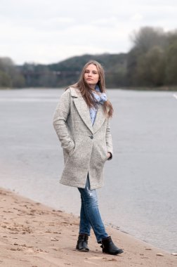 Kız nehrin yanında poz ceket