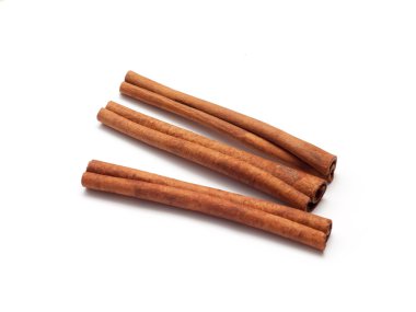 Tarçın çubukları beyaz arkaplanda izole