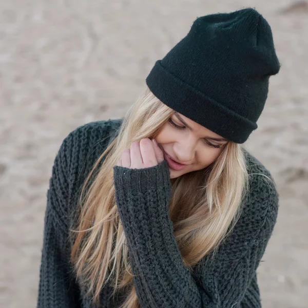 Joven chica europea vestida con suéter de moda y abrigo posando fuera en un día soleado de otoño — Foto de Stock