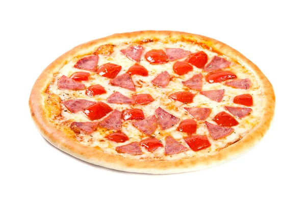 Pizza met ham en tomaat geïsoleerd op een witte achtergrond. Italiaanse keuken — Stockfoto