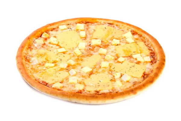 Pizza met kaas geïsoleerd op een witte achtergrond. Italiaanse keuken — Stockfoto