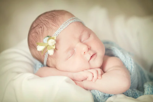 Adorabile ragazzina che scivola nel suo letto. Primo piano Foto Stock