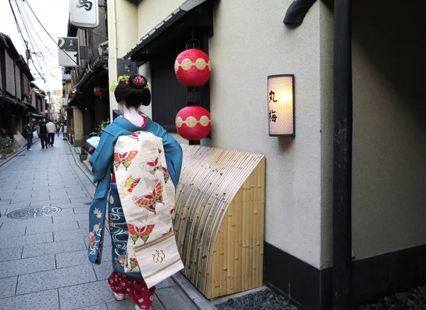 Maiko chodzenie w Gion, Kioto, Japonia — Zdjęcie stockowe