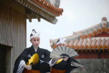 Halk Dansları Okinawa sarayda gerçekleştirme