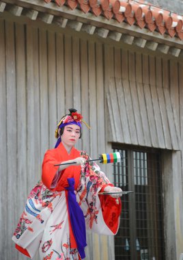 Halk Dansları Okinawa sarayda gerçekleştirme