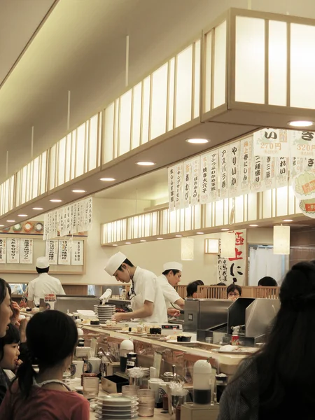 Σεφ που εργάζονται στο εστιατόριο σούσι Φωτογραφία Αρχείου