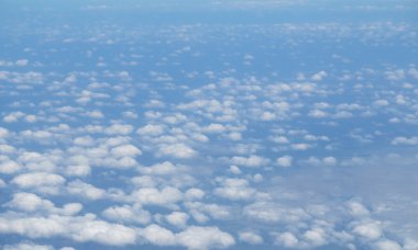 Bulutlu mavi gökyüzü
