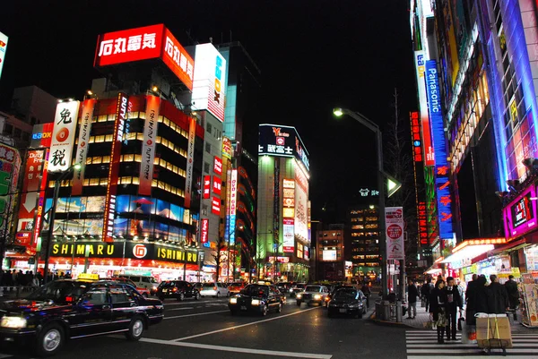 Vie nocturne dans le quartier AKIHABARA — Photo