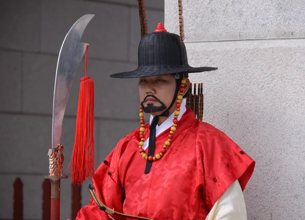 Korean guard stands at  the Gyeongbokgung Palace — Stock Photo, Image