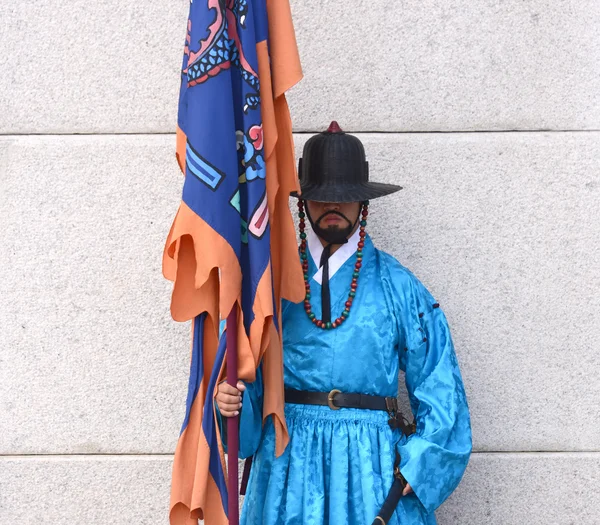 Korean guard stands at  the Gyeongbokgung Palace — Stock Photo, Image