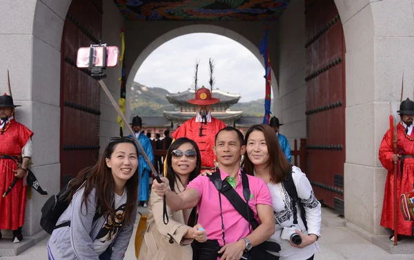 Tourists selfie with mobile phone — Stock Photo, Image