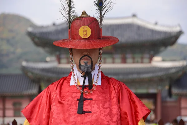 Korean guard stands at  the Gyeongbokgung Palace — Stock Photo, Image