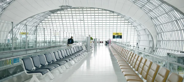 Interior do terminal do Aeroporto de Suvarnabhumi — Fotografia de Stock