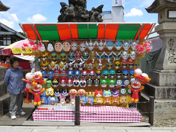 Narita, Japan - 30 mei: Masker winkel in Narita tempel. Cartoon masker is populair speelgoed onder kinderen in Japan. — Stockfoto