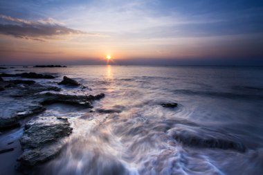 Plaj gün batımında. Doğa arka plan