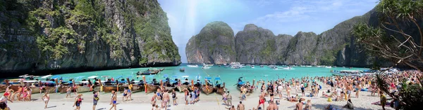 Ilha PHI PHI, Tailândia-JANEIRO 3, 2015: Turistas na maravilhosa praia maia de Phi Phi Leh ilha Tailândia em 3 de janeiro de 2015 . — Fotografia de Stock