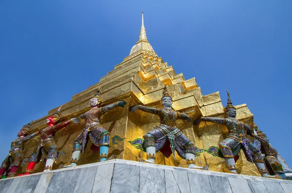 รูปปั้นยักษ์ของเจดีย์ที่สวยงามในวัดพระแก้ว ประเทศไทย — ภาพถ่ายสต็อก