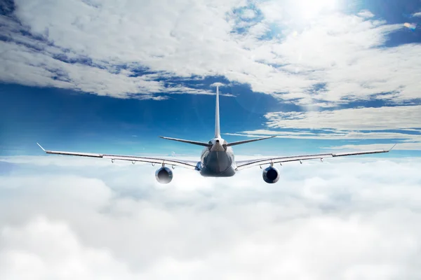 Wolken und Himmel aus dem Fenster eines Flugzeugs — Stockfoto