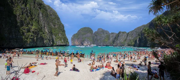 PHI PHI ISLAND, THAILAND-GENNAIO 3, 2015: Turisti sulla meravigliosa spiaggia Maya di Phi Phi Leh Island Thailandia il 3 gennaio 2015 . — Foto Stock