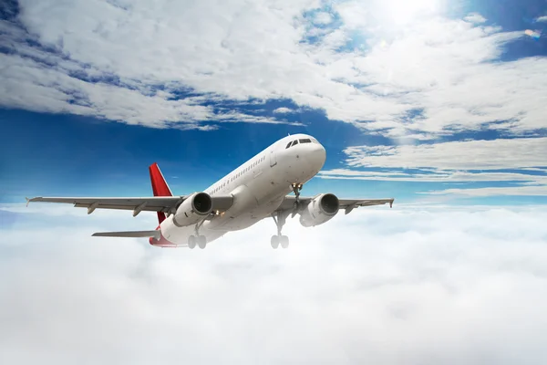 Avião sobre as nuvens — Fotografia de Stock