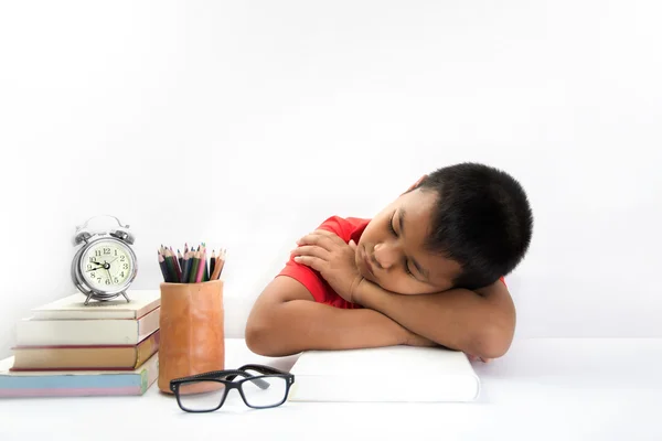 Bambino stanco sdraiato e addormentato sui libri — Foto Stock