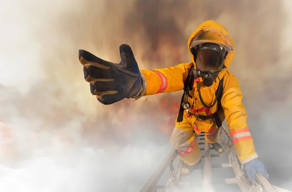 Feuerwehrleute retteten die Überlebenden — Stockfoto