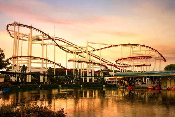 Roller Coaster smyčky v západu slunce. — Stock fotografie
