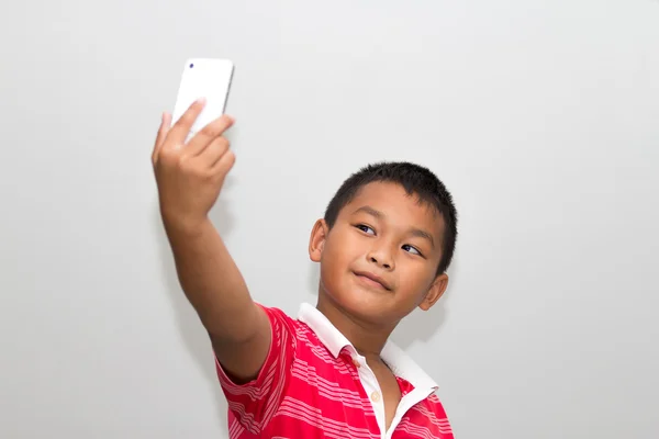 Pequeño niño tomando una selfie con teléfono celular —  Fotos de Stock