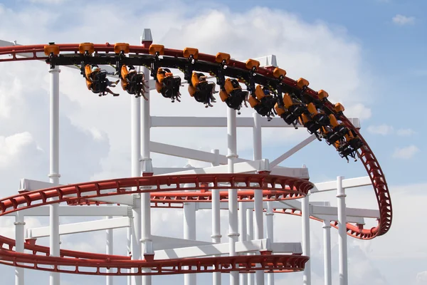 Rolo Coaster loops no céu — Fotografia de Stock