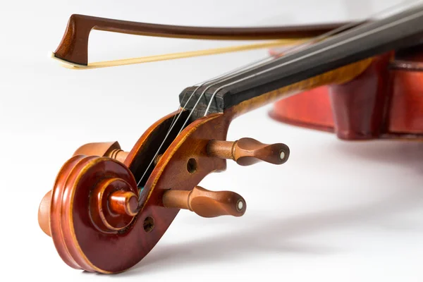 Close up de um violino e arco no fundo da música livro — Fotografia de Stock