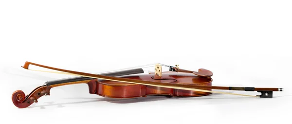 Close up de um violino e arco no fundo da música livro — Fotografia de Stock