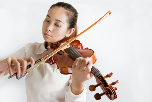 美しい若い女性は白い背景の上のバイオリンの演奏 — ストック写真