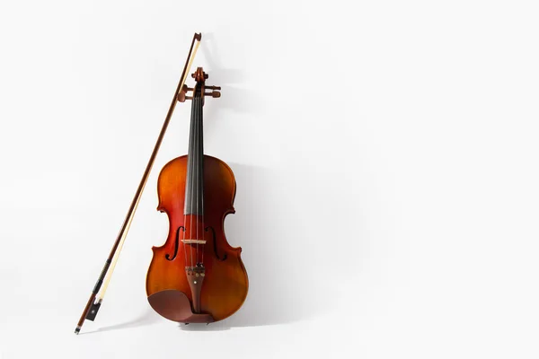 Скрипка и лук на белом фоне — стоковое фото