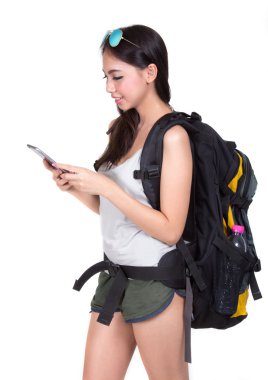 Sırt çantalı genç bayan turist