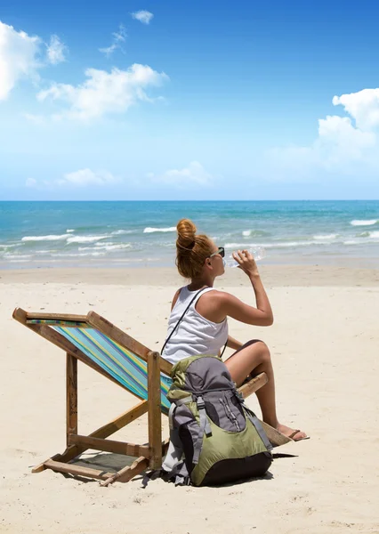 Mulher viajante na praia — Fotografia de Stock