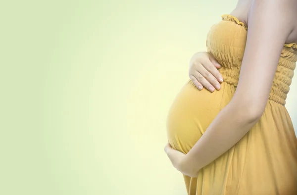 Mulher grávida acariciando sua barriga — Fotografia de Stock