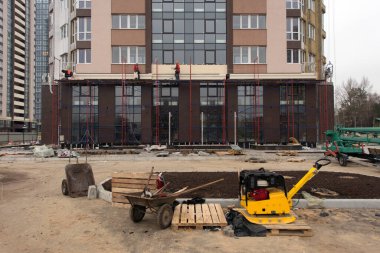 Yol yapımı, avlu alanı. İnşaat alanı. Apartman üretimi, sosyal konutlar.