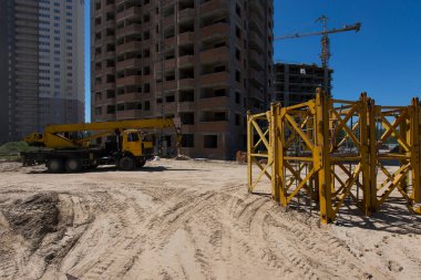 Kule vinci. İnşaat alanı. Dairelerin üretimi, sosyal konutlar.