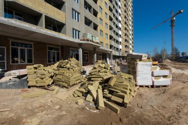 Evin duvarları için dış yalıtım malzemesi. İnşaat alanı. Dairelerin üretimi, sosyal konutlar.
