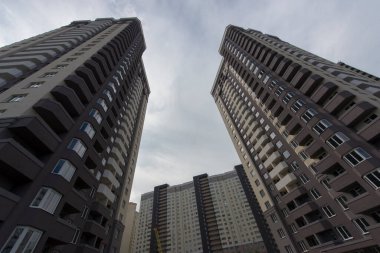 Yeni daireler. İnşaat alanı. Dairelerin üretimi, sosyal konutlar.